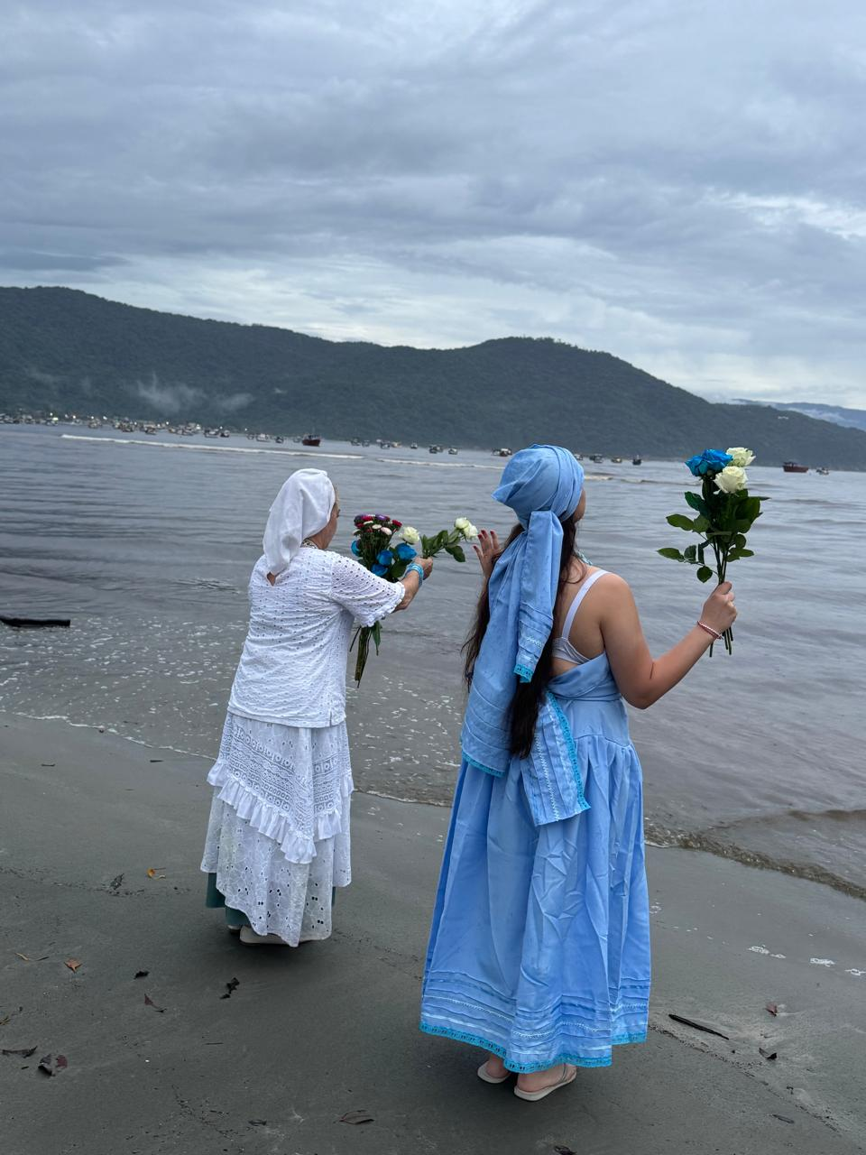 Oferta espiritual à beira-mar em ritual de fé e limpeza