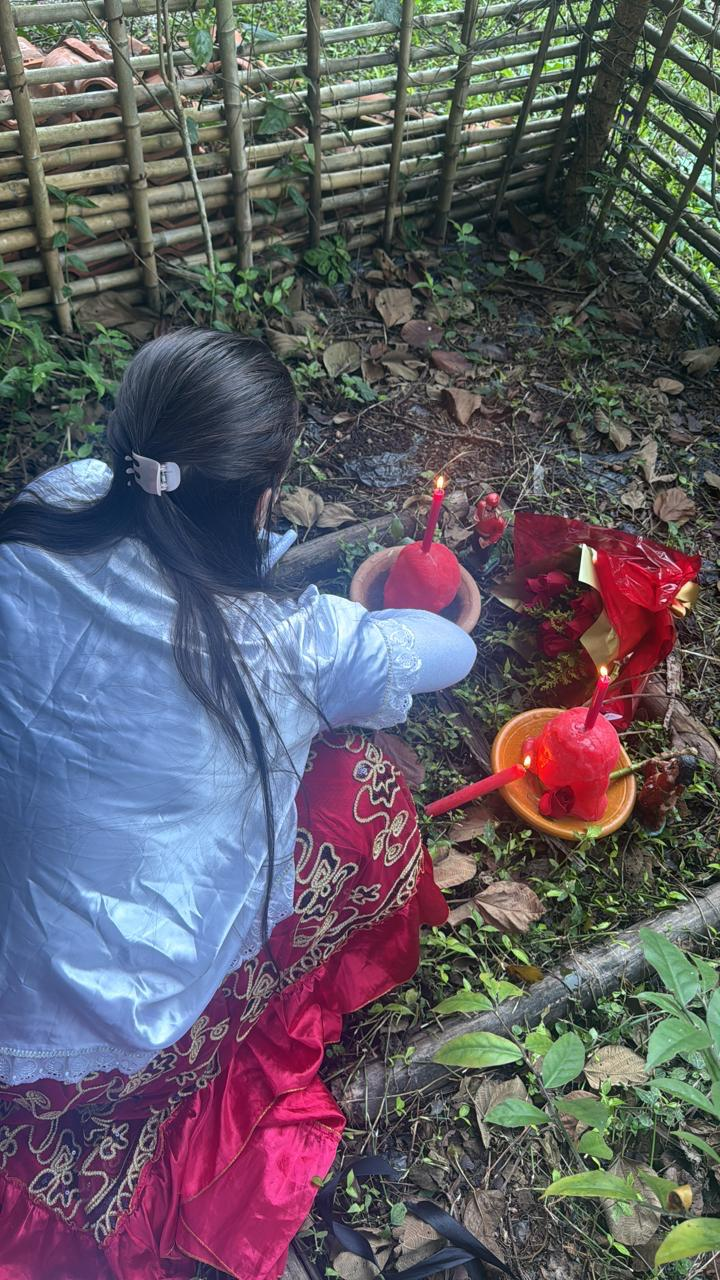 Ritual simbólico na natureza com velas vermelhas e rosas