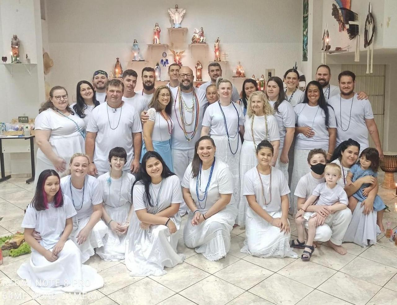 Comunidade espiritual reunida em momento de fé e acolhimento